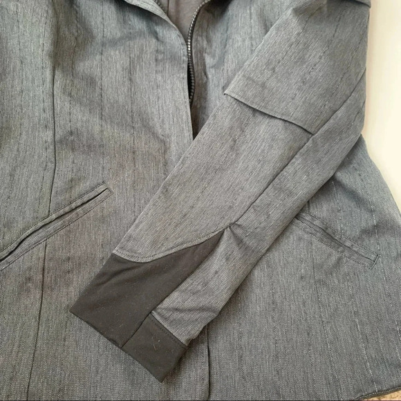 Brooks Pure Project Running Reflective grey full zipper reflective jacket size S - Picture 6 of 7